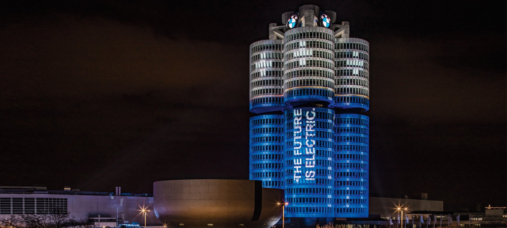 BMW Group plní záväzok dodať v roku 2017 až 100 000 elektrifikovaných vozidiel. Hlavné sídlo spoločnosti BMW Group zažiari ako baterka.