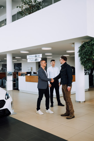 Slávnostné odovzdanie BMW X5 Tomášovi Maštalírovi v T.O.B. Trenčín.