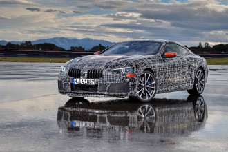 Zahrievacie kolá v Taliansku: Nové BMW radu 8 Coupé na jazdných testoch na okruhu.
