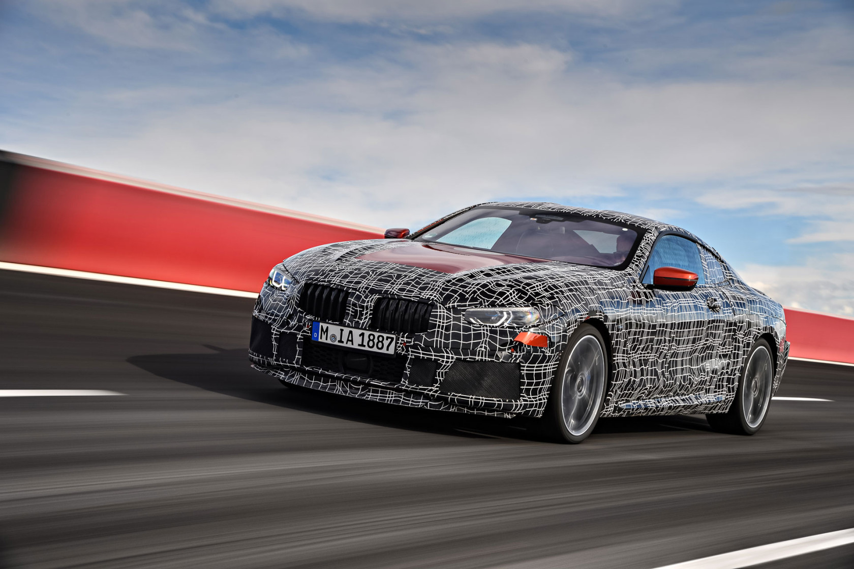 Zahrievacie kolá v Taliansku: Nové BMW radu 8 Coupé na jazdných testoch na okruhu.