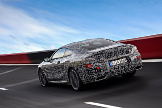 Zahrievacie kolá v Taliansku: Nové BMW radu 8 Coupé na jazdných testoch na okruhu.