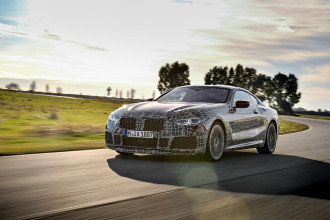 Zahrievacie kolá v Taliansku: Nové BMW radu 8 Coupé na jazdných testoch na okruhu.