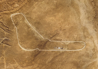 Ikonické zákruty okruhu Monza prenesené na piesok starobylej Sahary.