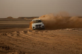 Ikonické zákruty okruhu Monza prenesené na piesok starobylej Sahary.