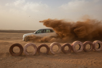 Ikonické zákruty okruhu Monza prenesené na piesok starobylej Sahary.