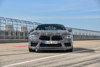 Nový ovládací a zobrazovací systém pre vysoko výkonné športové automobily.