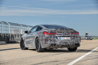 Nový ovládací a zobrazovací systém pre vysoko výkonné športové automobily.
