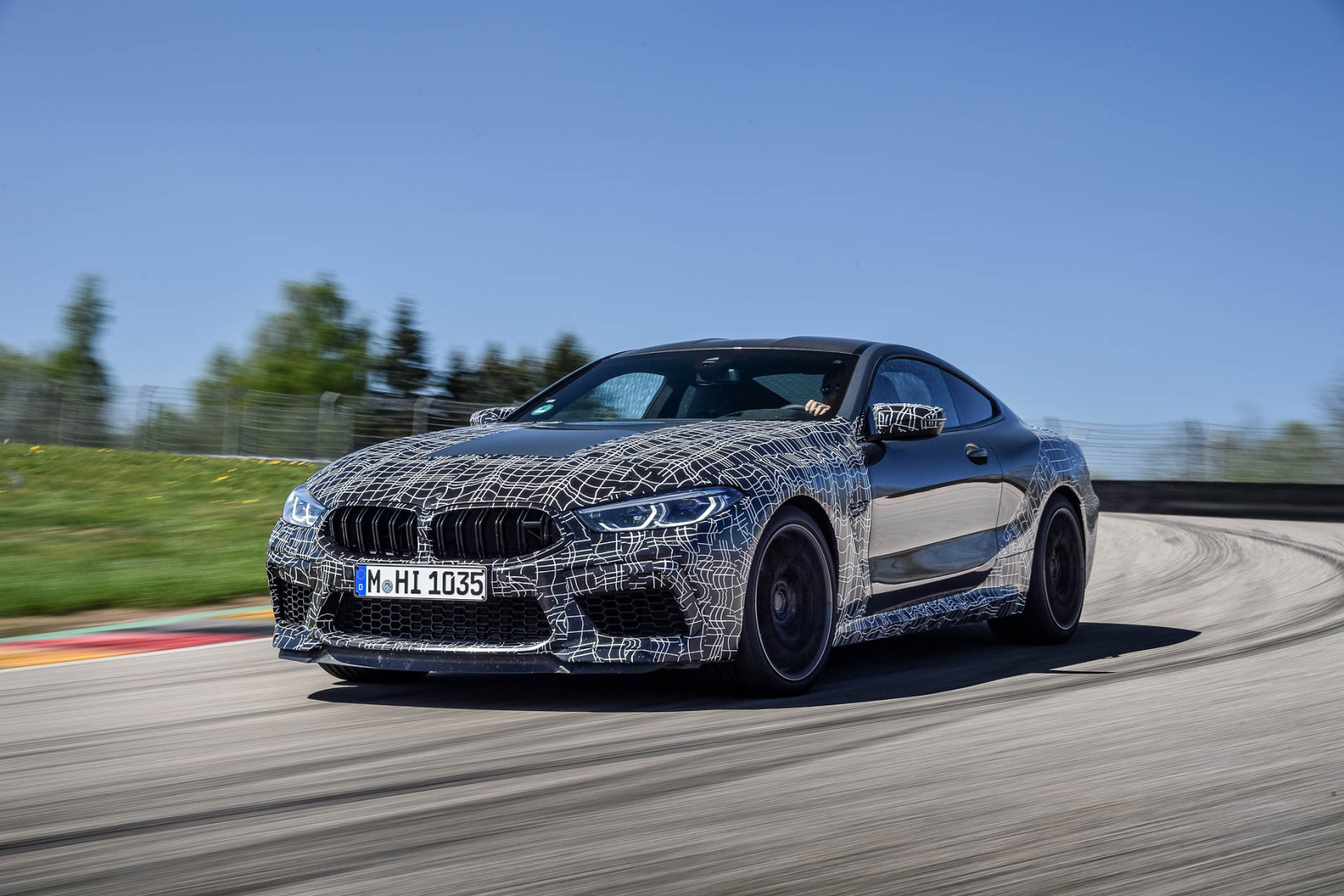 Nový ovládací a zobrazovací systém pre vysoko výkonné športové automobily.