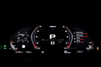 Nový ovládací a zobrazovací systém pre vysoko výkonné športové automobily.