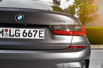 Nové BMW 330e Sedan prichádza na trh.
