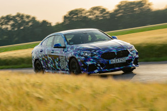 Úplne prvé BMW radu 2 Gran Coupé si na záverečné testovanie oblieklo netradičný odev.