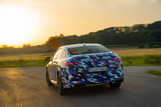 Úplne prvé BMW radu 2 Gran Coupé si na záverečné testovanie oblieklo netradičný odev.