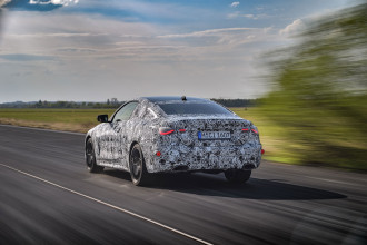 Nové BMW radu 4 Coupé vo finálnej fáze skúšok jazdnej dynamiky.