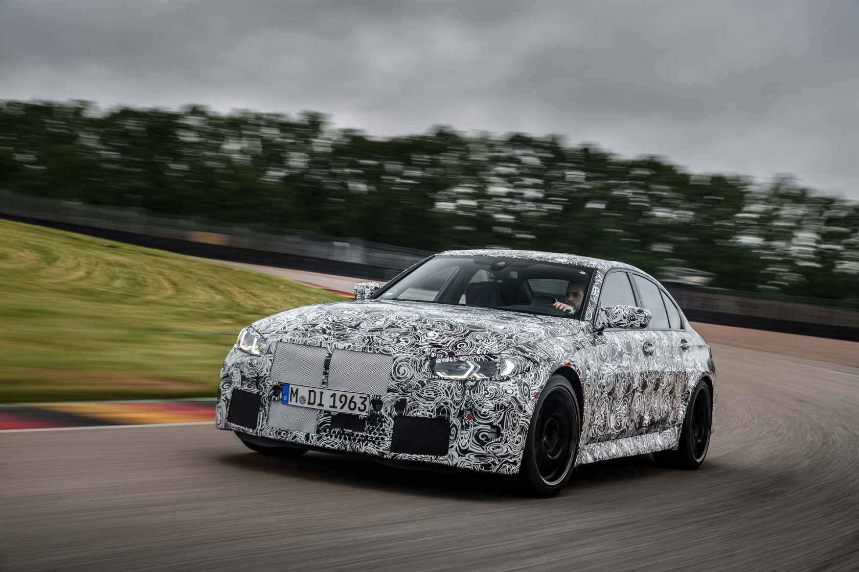 Nové BMW M3 Sedan a nové BMW M4 Coupé na pretekárskom okruhu.
