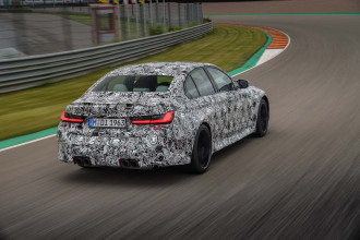 Nové BMW M3 Sedan a nové BMW M4 Coupé na pretekárskom okruhu.