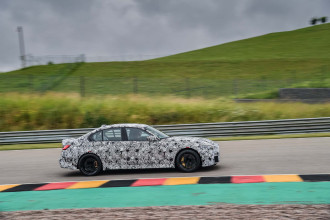 Nové BMW M3 Sedan a nové BMW M4 Coupé na pretekárskom okruhu.
