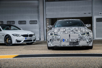 Nové BMW M3 Sedan a nové BMW M4 Coupé na pretekárskom okruhu.