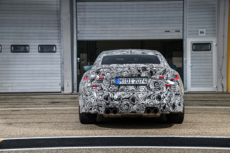 Nové BMW M3 Sedan a nové BMW M4 Coupé na pretekárskom okruhu.