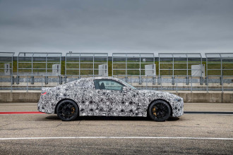 Nové BMW M3 Sedan a nové BMW M4 Coupé na pretekárskom okruhu.