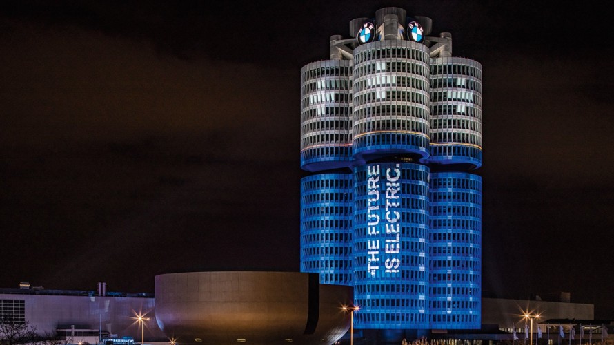 BMW Group plní záväzok dodať v roku 2017 až 100 000 elektrifikovaných vozidiel. Hlavné sídlo spoločnosti BMW Group zažiari ako baterka.