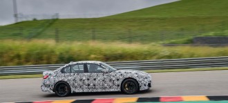 Nové BMW M3 Sedan a nové BMW M4 Coupé na pretekárskom okruhu.